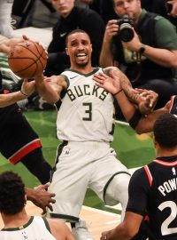 George Hill proti přesile Raptors