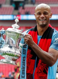 Kapitán Manchesteru City Vincent Kompany slaví vítězství v Anglickém poháru