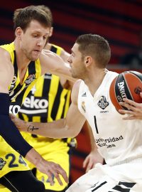 Jan Veselý z Fenerbahce Istanbul v souboji s Fabienem Causeurem z Realu Madrid v souboji o bronz ve Final Four Euroligy