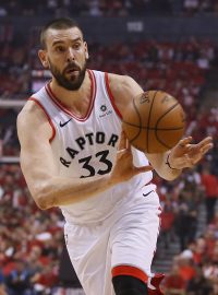 Marc Gasol (vpravo) v zápase s Milwaukee