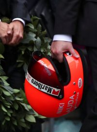 S Laudou, který zemřel v 70 letech, se veřejnost loučila už od rána.