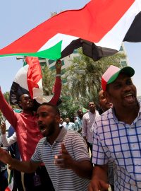 Při protestech v Súdánu bylo postřeleno jedenáct lidí.