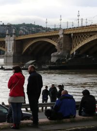 Intenzivní pátrání po nezvěstných účastnících neštěstí pokračuje i desítky kilometrů dál po proudu, přičemž tok Dunaje má být sledován až k srbským hranicím na jihu země