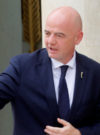 Předseda Mezinárodní fotbalové federace Gianni Infantino byl na kongresu v Paříži veřejným hlasováním potvrzen ve funkci na další čtyři roky