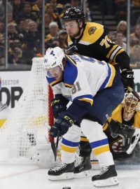 Vladimir Tarasenko ze St. Louis v souboji s obráncem Charliem McAvoyem