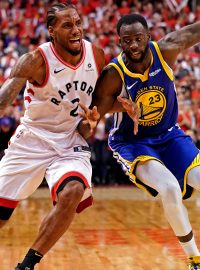 Kawhi Leonard z Toronto Raptors byl faulován Draymondem Greenem z Golden State Warriors