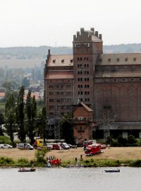 Letcovo tělo se z vraku, ležícího asi deset metrů od břehu, podařilo vyprostit zhruba po dvou hodinách