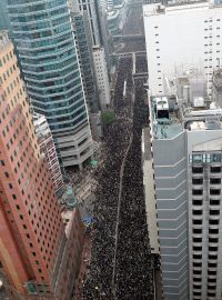 Jeden z organizátorů nedělního protestu řekl, že by se správkyně Lamová měla přijít omluvit osobně. &quot;Může přijít, dáme jí židli,&quot; řekl