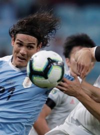 Uruguayec Edinson Cavani v souboji s Japoncem Takehiro Tomiyasuem