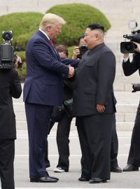 Kim Čong-un řekl, že má s americkým prezidentem „vynikající vztah“. „Pokud by tomu tak nebylo, nikdy bychom nezvládli tuhle náhlou schůzku uskutečnit,“ uvedl korejský vůdce a směrem k Trumpovi dodal: „Chtěl jsem se s vámi znovu setkat.“