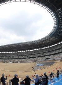 Národní stadion v Tokiu, kde se vedle slavnostních ceremoniálů uskuteční i atletické soutěže a několik fotbalových zápasů, je dokončen z 90 procent