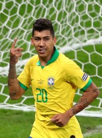 Roberto Firmino slaví svůj gól do sítě Argentiny