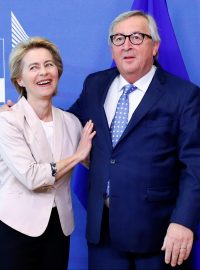 Předseda Evropské komise Jean-Claude Juncker a německá ministryně obrany Ursula von der Leyenová, která je nominována do čela komise