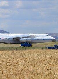 Ruské letadlo, které přivezlo do Turecka část systému protiraketové obrany S-400, na základně Mürted Air Base