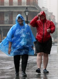 Turisté se ve francouzské čtvrti New Orleans potýkají s projevy bouře Barry