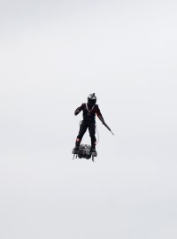 Přehlídku doplnil „létající muž“ na futuristickém zařízení zvaném Flyboard Air. Je to zvláštní vznášedlo podobné dronu a vybavené podle AFP několika motory. Pilot na zařízení během letu stojí