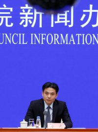 Jeden ze zástupců čínského státního úřadu pro záležitosti Hongkongu a Macaa na pondělní tiskové konferenci.