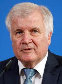 Německý ministr vnitra Horst Seehofer na konferenci kvůli vraždě osmiletého chlapce ve Frankfurtu nad Mohanem.