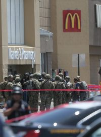 Někteří lidé se schovali i v rychlém občerstvení McDonald&#039;s, odkud je vyvedli až policisté.