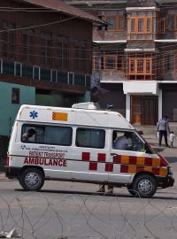 Ambulance na jedné z ulic ve městě Šrínagar.