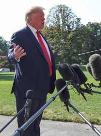 Donald Trump mluví s novináři před odletem do New Yorku..