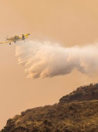 Kolem 2000 lidí se muselo evakuovat kvůli přírodnímu požáru, který na španělském ostrově Gran Canaria spálil přes 500 hektarů porostu