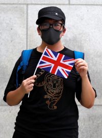 Muž s vlajkou během protestu před britským konzulátem v Hongkongu