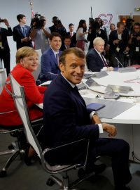 Summit G7 zprava: francouzský prezident Emmanuel Macron, německá kancléřka Angela Merkelová, kanadský premiér Justin Trudeau, britský premiér Boris Johnson, navíc předseda Evropské rady Donald Tusk, italský premiér Giuseppe Conte, japonský premiér Šinzó Abe a americký prezident Donald Trump