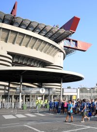 Fanoušci před slavným stadionem San Siro.