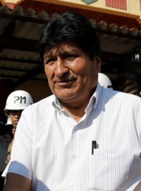 Bolivijský prezident Evo Morales při setkání s dobrovolníky, kteří pomáhají hasit lesní požáry