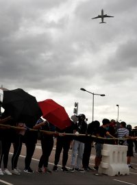 Den po masových protivládních protestech obsadily v neděli tisíce demonstrantů okolí hongkongského mezinárodní letiště