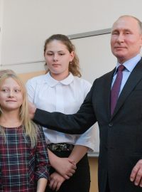 Vladimir Putin na návštěvě ruské školy, fotografie z roku 2019