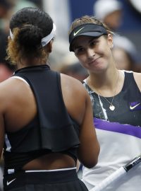 Belinda Bencicová přijímá gratulaci od Naomi Ósakaové po vzájemném zápase na US Open