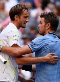 Daniil Medveděv (vlevo) po zápase US Open se Švýcarem Stanem Wawrinkou