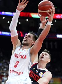 Polák Mateusz Ponitka v akci během zápasu mistrovství světa proti Rusku