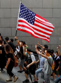 Demonstranti v neděli vyzvali Washington, aby schválil návrh zákona, který by sankcionoval hongkongské a čínské představitele, kteří potlačují demokracii a lidská práva.