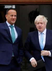 Britský premiér Boris Johnson (vpravo) a jeho irský protějšek Leo Varadkar