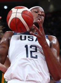 Američan Myles Turner a Brazilec Anderson Varejao během osmifinálového utkání mistrovství světa v basketbalu