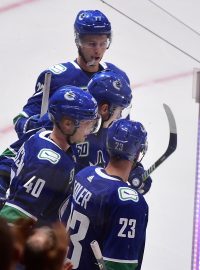 Hokejisté Vancouveru Canucks slaví gól