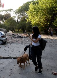 Trosky budovy, kterou zasáhlo zemětřesení ve městě Tirana.