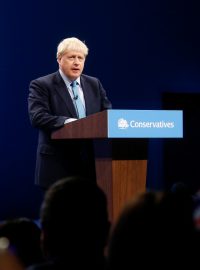 Premiér Boris Johnson při projevu na výroční konferenci konzervativců v Manchesteru