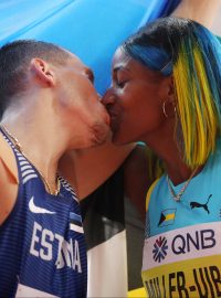 Estonský desetibojař Maicel Uibo a bahamská čtvrtkařka Shaunae Millerová-Uibová ve čtvrtek na mistrovství světa pózovali novinářům s vlajkami svých zemí a slavili zisk stříbrných medailí