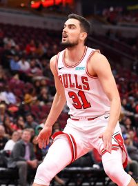 Jaylen Adams z Milwaukee střílí přes Lauriho Markkanena ze Chicago. Ve stejném zápase zažil svůj debut v dresu Bulls Tomáš Satoranský (s číslem 31)