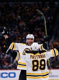 David Pastrňák z Bostonu slaví gól se spoluhráčem Zdenem Chárou