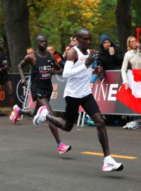 Keňan Eliud Kipchoge (v bílém) ve skupině vodičů při pokusu zaběhnout maraton pod dvě hodiny