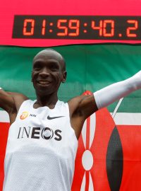 Eliud Kipchoge uběhl maratonskou trať pod dvě hodiny. O světový rekord se však nejednalo.