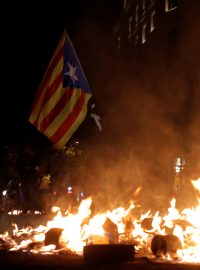 Estelada (separatistická vlajka Katalánska) během protestů v Barceloně.