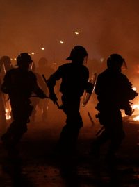 Policie během střetu s demonstranty v Barceloně