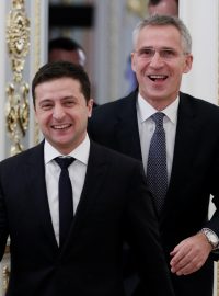 Ukrajinský prezident Volodymyr Zelenskyj a generální tajemník NATO Jens Stoltenberg