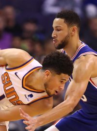 Ben Simmons z týmu NBA Philadelphia 76ers brání Devina Bookera z týmu Phoenix Suns